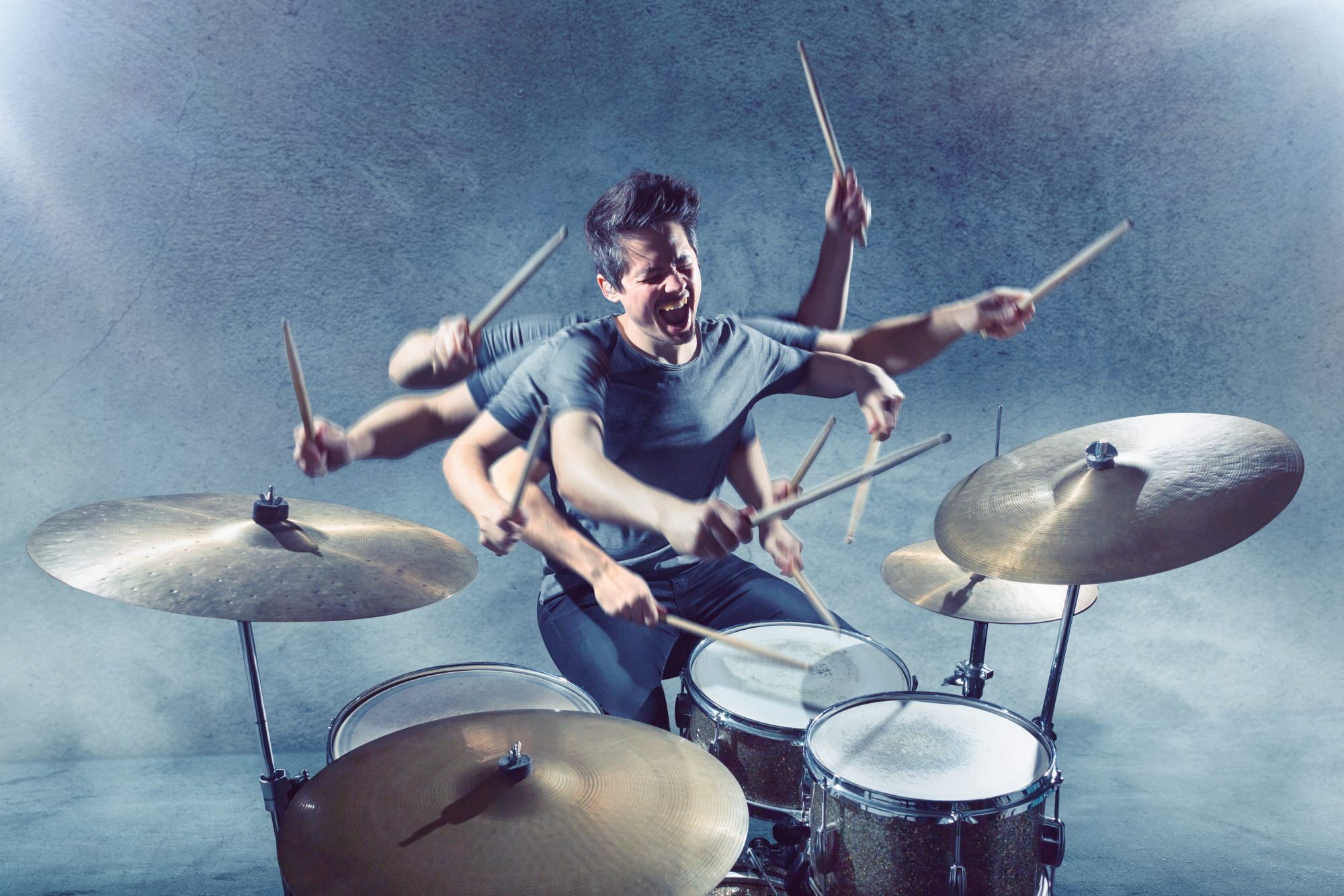 Schlagzeuger mit Mehrfachbelichtung am Drumkit
